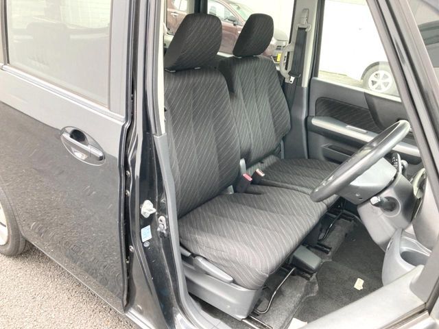 運転席まわりには十分なスペースがあり、大柄な方でもゆったり運転していただける環境です。