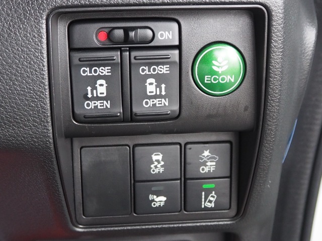 スライドドアの開閉も　運転席から