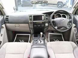 熟練の選任スタッフがインパネからフロアマットまで、丁寧に車内クリーニングを施工しております。必要な場合は各部リペアや車内消臭も施工しておりますので、安心してお買い求め頂けます。