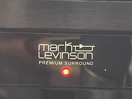 【マークレビンソンサウンドシステム】メーカーオプションの高品位サウンドシステムを搭載。専用のチューニングが施された大小様々なスピーカーから良質なサウンドが奏でられ、臨場感あふれる音響空間を演出します。