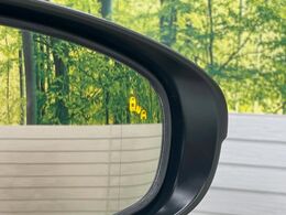 【ブラインドスポットモニター】走行中、ドアミラーの死角になりやすい箇所に後続車が接近するとサイドミラーのレンズに警告を表示！ドライバーに注意喚起をしてくれます。