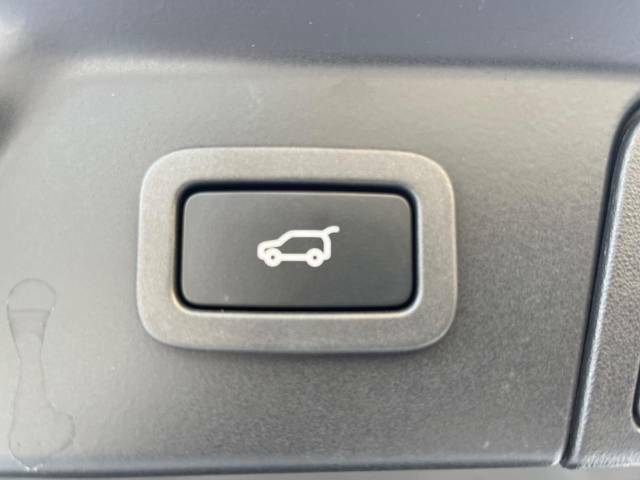 ボタン1つで自動開閉するパワーテールゲート搭載！ドアを上げ下げすることなく楽々開閉。開ききった状態の高さも任意の位置で設定できるので、普段お使いの車庫などでもぶつける心配はありません♪
