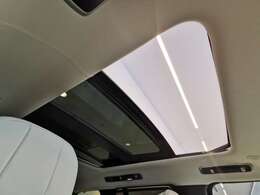 【スライディングパノラミックルーフ】上が開くタイプのルーフです。電動でスライドするものでロールブラインドも搭載しておりますので日が強い日でも安心して車内でおくつろぎ頂けます。