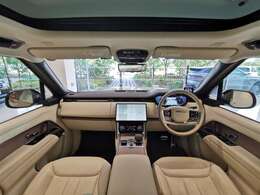 ランドローバー社の伝統の垂直にデザインされた内装は車が悪路で傾いているかぱっと見でも確認できる為の垂直にデザインされた内装になります。イギリス車ならではの落ち着いた雰囲気も好評です。