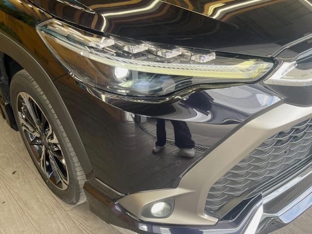 【LEDヘッドライト】悪天候や夜間走行時も良好な視界を確保し安心して運転できる高輝度LEDヘッドライトを装備！点灯速度が早く、消費電力も抑えられています。