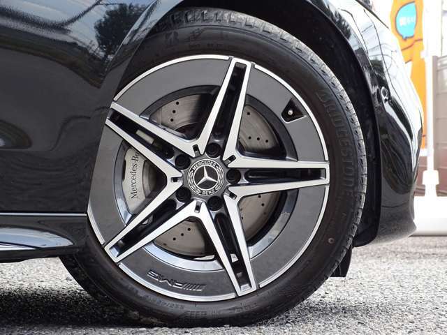 ☆オプションのAMGラインですから【18インチAMG5スポークアルミホイール】を履いております！大型のロゴ入りブレーキキャリパーが迫力あります。☆