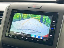 【バックカメラ】駐車時に後方がリアルタイム映像で確認できます。大型商業施設や立体駐車場での駐車時や、夜間のバック時に大活躍！運転スキルに関わらず、今や必須となった装備のひとつです！
