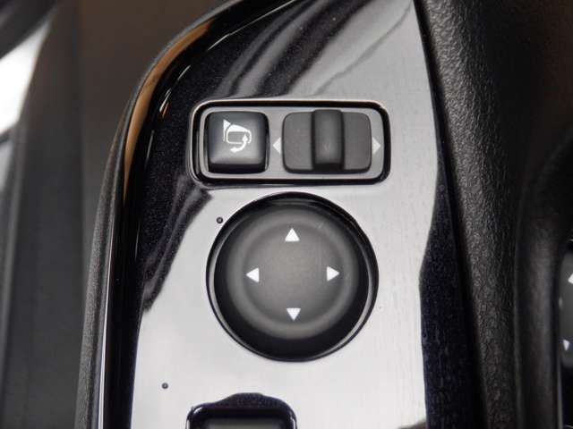 電動格納式ミラーなので、対向車などとのすれ違い時にも便利です。また、ドアロック連動で自動格納します。