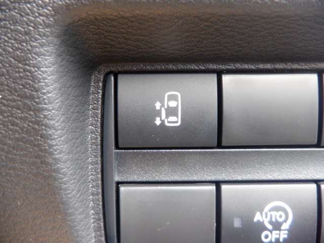 左側オートスライドドアです。運転席からでもスイッチひとつで開閉できるので、便利ですよ