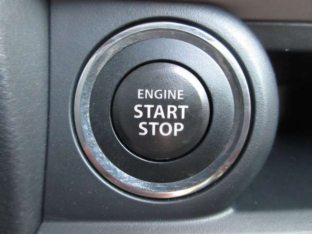 プッシュスタート！　ブレーキペダルを踏みながらスタートボタンを押せばエンジンの始動ができます。
