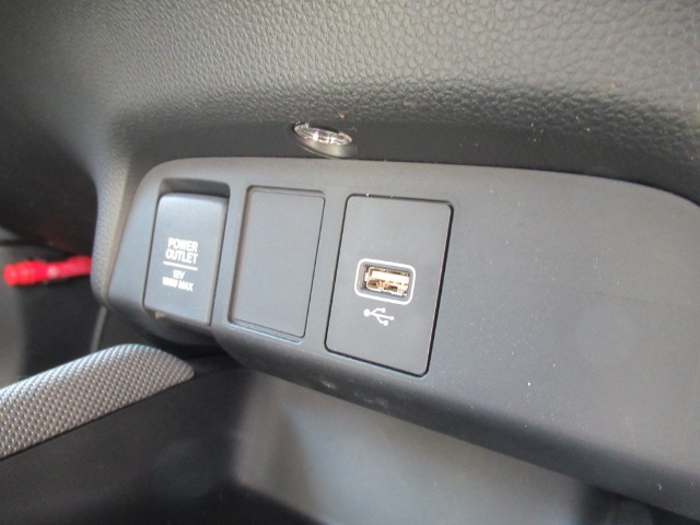 USBジャック付きです。　全車、弊社専門スタッフによる内外装クリーニングを実施しております。綺麗な状態でご納車いたします。