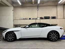 アストンマーティン独特の　『FRクーペのデザイン上の黄金比』はDB11でも生きておりファンも納得の美しさを実現！ドアは歴代モデル共通の斜め上方に向かって開く“スワンスイングドア”を採用◎