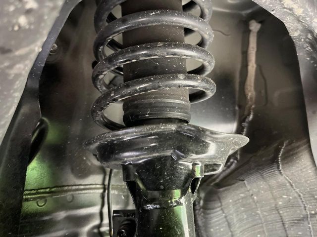 お車を安心してお乗りいただく為には、足回りの定期点検が欠かせません。サービスサポート（有償保証）では無料点検もご提供しており、安心のカーライフをお過ごしいただけるサポート体制が整っています。