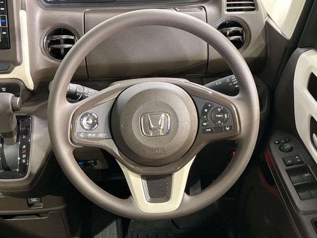 【ステアリングスイッチ】運転中、前方から目線をそらすことなく、オーディオ等の操作が可能な便利機能！安心＆快適なドライブを演出してくれます♪