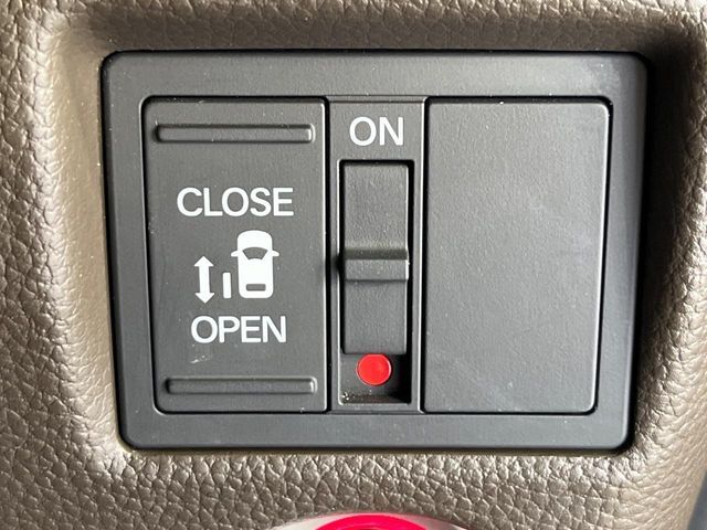 【パワースライドドア】スマートキーや運転席のスイッチでスライドドアの開閉が可能♪電動だから力を入れてドアを開ける必要が無く、小さいお子様でも、重い荷物を持っている時もラクに開け閉めできます♪
