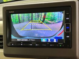 【バックカメラ】駐車時に後方がリアルタイム映像で確認できます。大型商業施設や立体駐車場での駐車時や、夜間のバック時に大活躍！運転スキルに関わらず、今や必須となった装備のひとつです！