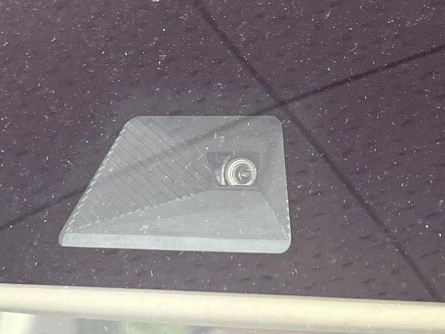 【ホンダセンシング】走行中に前方の車両等を認識し、衝突しそうな時は警報とブレーキで衝突回避と被害軽減をアシスト。より安全にドライブをお楽しみいただけます。