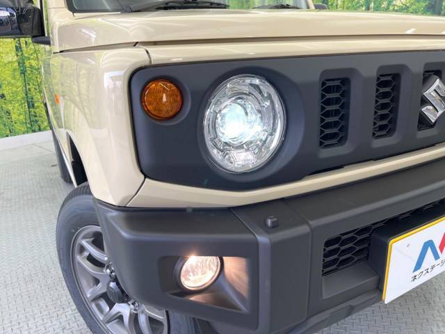 【LEDヘッドライト】悪天候や夜間走行時も良好な視界を確保し安心して運転できる高輝度LEDヘッドライトを装備！点灯速度が早く、消費電力も抑えられています。