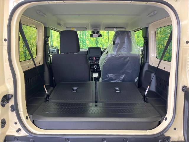 普段のお買い物や通勤、送迎等に十分な荷室スペースを確保しております。セカンドシートを倒すと、大きな荷物の積載も可能です♪