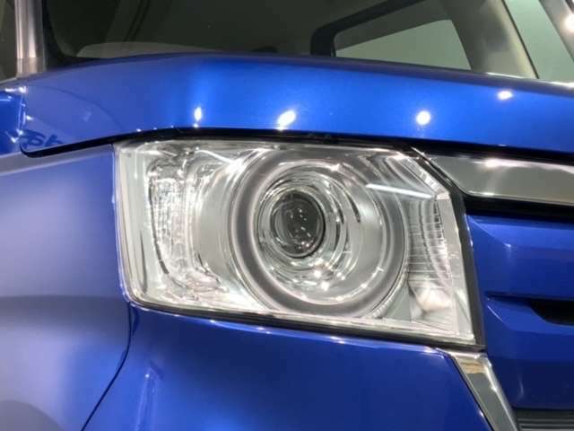 LEDヘッドライトは、点灯の瞬間から最大光量を発揮し、突然暗くなるトンネルなどでの安定感を高めます。