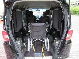 福祉車両　スロープ　車椅子1台　HIDオートライト　横滑り防止　フロントトラレコ　左側パワースライドドア　電動ウィンチリモコン付　バックカメラ　ETC　フルセグ　キーレス　3列シート　USB