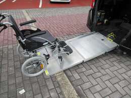 福祉車両　スロープ　車椅子1台　HIDオートライト　横滑り防止　フロントトラレコ　左側パワースライドドア　電動ウィンチリモコン付　バックカメラ　ETC　フルセグ　キーレス　3列シート　USB