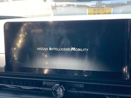 【大画面ナビ】人気の大型12インチナビを装備。存在感のある大画面はインパクト大！ナビ利用時のマップ表示は見やすく、テレビやDVDは臨場感がアップ！いつものドライブがグッと楽しくなります♪