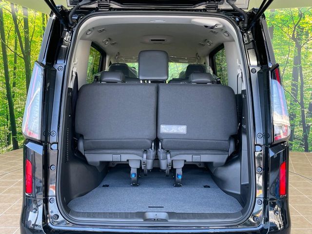 普段のお買い物や通勤、送迎等に十分な荷室スペースを確保しております。セカンドシートを倒すと、大きな荷物の積載も可能です♪