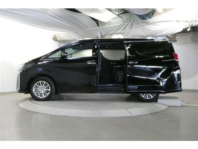 助手席側は電動スライドドアになってます。運転席やキーのリモコンで開閉できるので手が塞がっていても楽に積み降ろし出来ますよ。