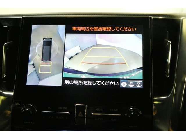 【パノラミックビュー＆バックビュー】駐車時の安全確認をする為に車両上方からの映像と後方カメラからのを同時に表示しバックガイドも付いているのでバックの苦手な方でも安心して運転出来ますよ。