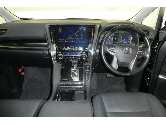 運転席周りのレイアウトをご覧ください。ナビゲーションが綺麗に装着されすっきり収まってますね！