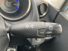 【オートライト】周りの明るさに応じて自動でヘッドライトの点灯・消灯ができる機能です！ライトの付け忘れ・消し忘れなどが無くなり、雨の日や夕方の走行も安心！トンネル通過時も便利ですね♪