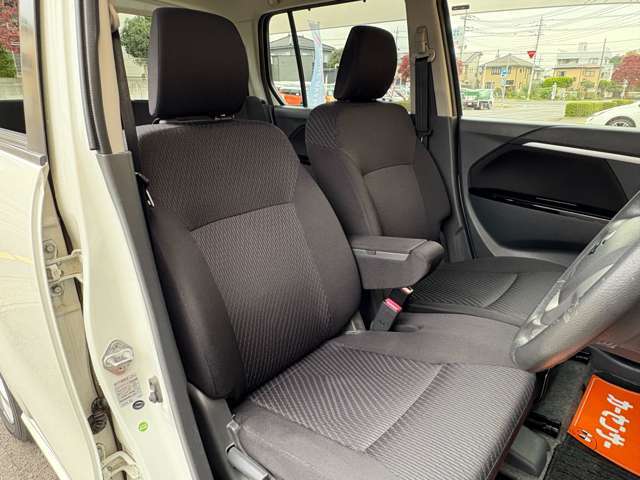 真ん中のアームレストは意外にあると便利ですよ♪少し長距離を乗ると肘が掛けられることで体への負担軽減に繋がります♪