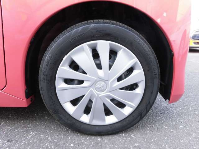 三菱純正ホイールキャップ。タイヤは155/65R14です。