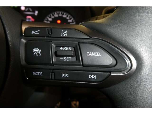 レーダークルーズコントロール(全車速追従機能付)付きです。車速に応じて追従支援してくれるので、ロングドライブも快適です。詳細は販売店スタッフまでおたずねください。