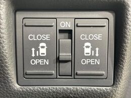 【両側パワースライドドア】スマートキーや運転席のスイッチで後席両側スライドドアの開閉が可能♪電動だから力を入れてドアを開ける必要が無く、小さなお子様でも簡単に開け閉めでき快適です♪