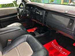 内装はRT専用黒革コンビシート（RT刻印入り）です。運転席・助手席シートヒーター装備！オーディオパネル等も綺麗です！ダッシュボード等割れもなく綺麗な状態になります！純正オーディオ！キーレス！ETC！