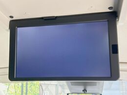 【フリップダウンモニター】家族や友人とお出かけする機会が多い方に大人気のフリップダウンモニター！大画面モニターで車内はエンタメ空間！退屈しがちな長距離ドライブも楽しい時間に変わります！