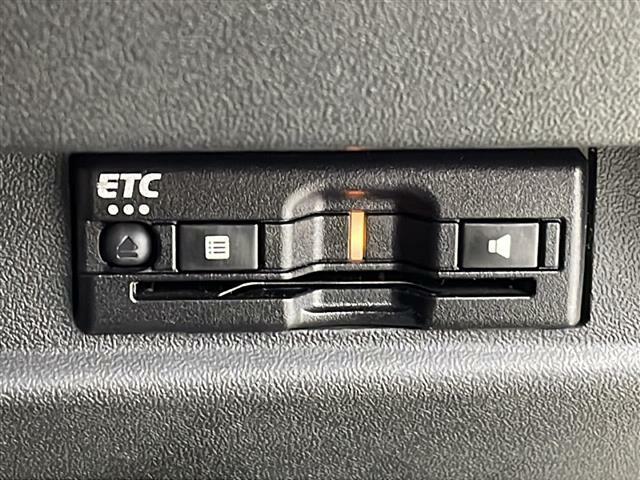 【ETC】有料道路を利用する際に料金所で停止することなく通過できる、ETC車載器（ノンストップ自動料金収受システム機器）が装備されています。セットアップを行うことで利用可能になります。