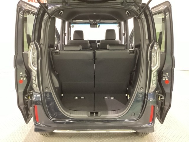 開口部も広く荷物の積み下ろしもしやすいお車となっております。シートの背もたれは5：5の割合で背もたれを可倒でき、前後のシートスライドもできるので荷室をひろげることができます。