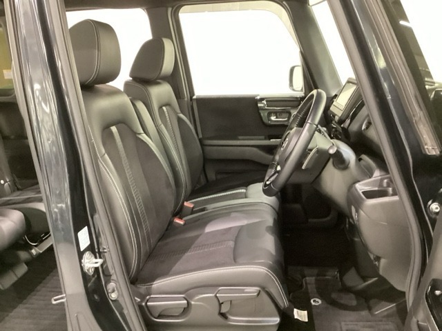 女性でも運転がしやすいように、シートの高さ調整機能（シートリフター）がついています。運転席と助手席の間が空いている為、助手席側への移動がスムーズです。交通量の多い道でも助手席側から乗り降りができます。