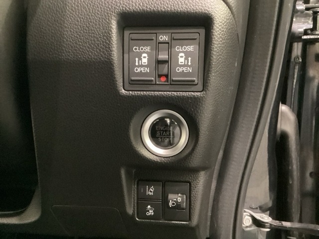 両側電動スライドドアは運転席から操作ができます。ヘットライトリベライザーのスイッチとHondaセンシング用のレーンキープアシストシステムのメインスイッチなどがついています。