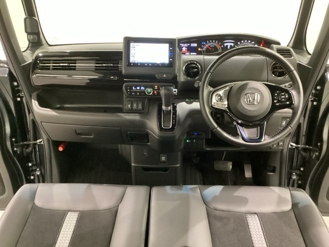 車内は光触媒抗菌消臭施工済です。インパネ周りはスタイリッシュなデザインで機能や装備も充実しています。グローブボックスやカップホルダーのほかにトレーなどたくさんの収納スペースが付いています。