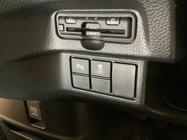 ハンドルの左下にETCとHondaセンシング用のVSA（ABS＋TCS＋横滑り抑制）解除スイッチなどがついています。高速道路の料金所の通過も楽々です。　カードの取り出しもしやすい場所についています。