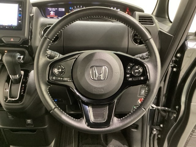 ハンドルにHondaセンシング系のクルーズコントロールやレーンキープアシストなどのスイッチと、オーディオの操作スイッチが装備されています。ハンドルから手を離さず安全に操作できます。