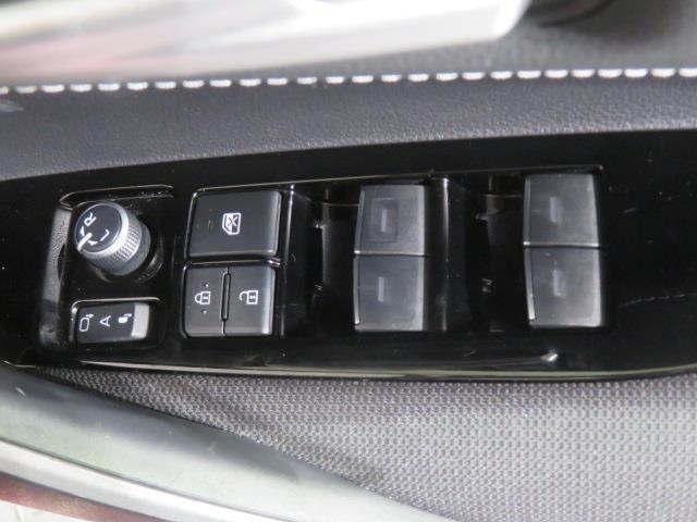 パワーウィンドは今や当たり前の機能ですが、無いと困る機能です。運転席からの操作で、全席の窓を振るオープンにしたり、フルクローズが可能です。