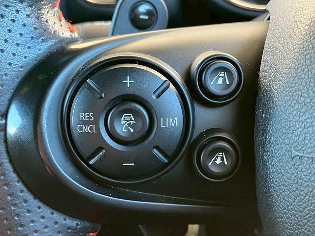 アクティブ・　クルーズ・コントロールが装備されております！希望速度を設定しておくと、車両は自動的にその速度を保ち、前方車両が近い場合、許容される範囲で前方車両の速度に自動的に調節！