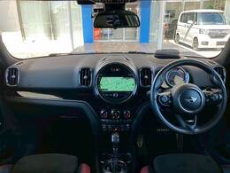 MINIならではのコックピット！！高級感があり、かつシンプルなデザインが飽きがこないとご好評いただいております。スイッチ一つ一つにも「こだわり」とセンスを感じます。