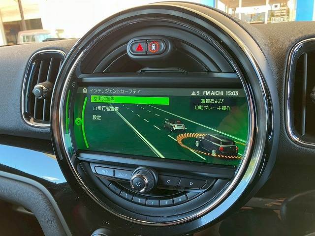 車両前部のカメラが車間距離を測定。衝突の危険を察知すると、警告機能が作動します！ブレーキ圧を調整することで反応を早め、ブレーキをサポート！対歩行者を含む衝突被害軽減ブレーキ機能も備えています。