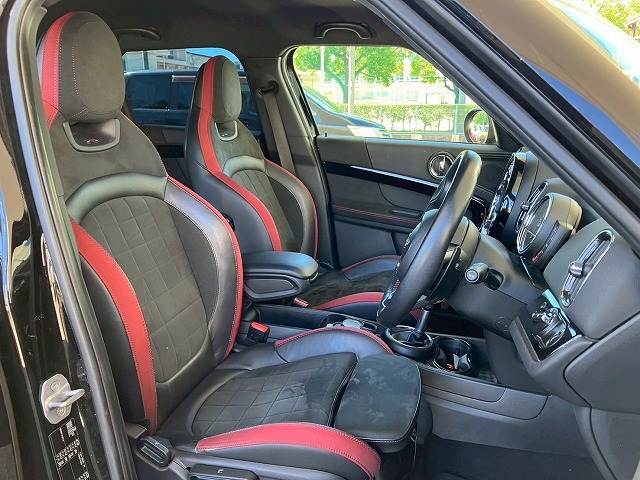 車内もキレイで嫌な臭いもありません！ご納車後の臭いが付きにくくなる「空気触媒コーティング」もご用意しております。愛車を大切に乗って頂く、お子様がいらっしゃるお客様にご好評いただいております。